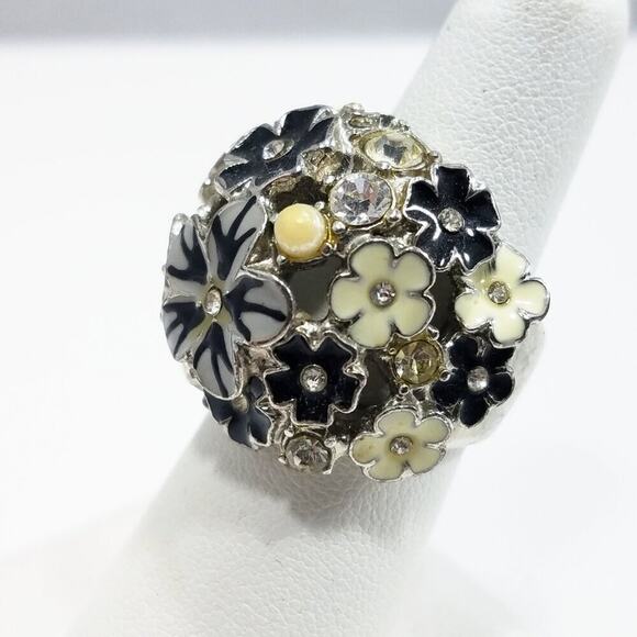 Enamel Floral Statement Ring Black Gray White Rhinestones Size 6.5 Vintage - Picture 6 of 10